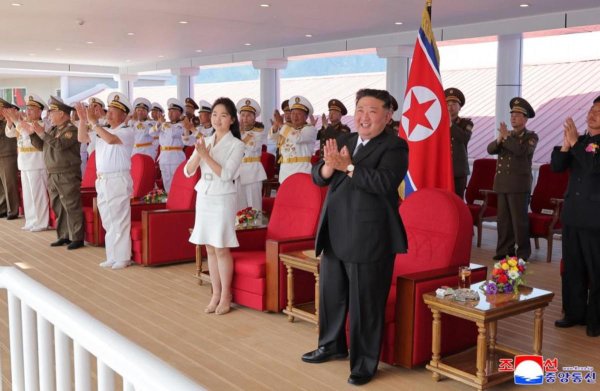 永之胜 朝鲜驱逐舰二次下水，金正恩登舰仔细检查，笑容满面终于满意了